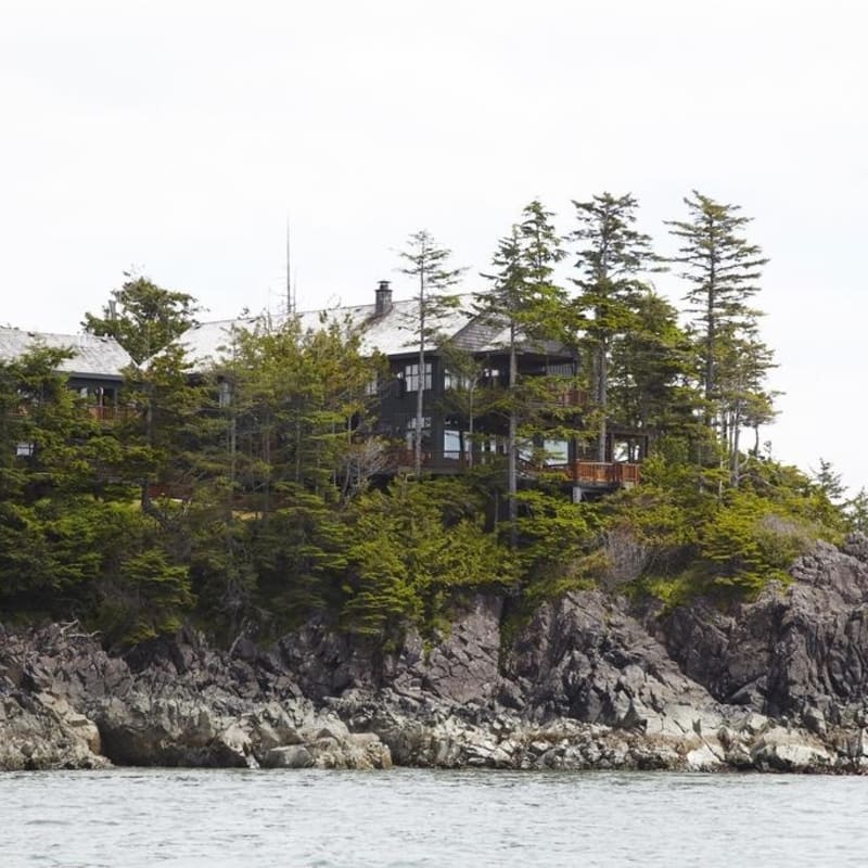 Perched on the rocky shore - Middle Beach Lodge