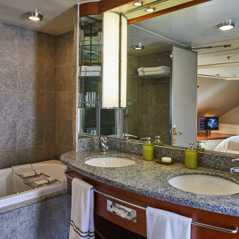 SilverSeaWhisperRoyalSuite 