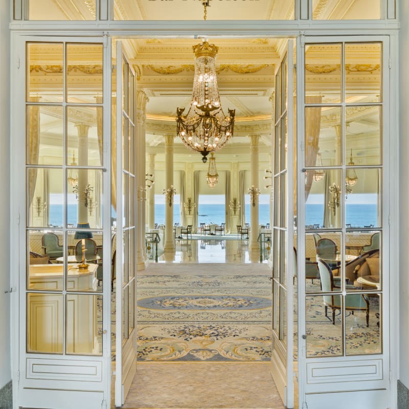 Lounge and La Rotonde entrance 