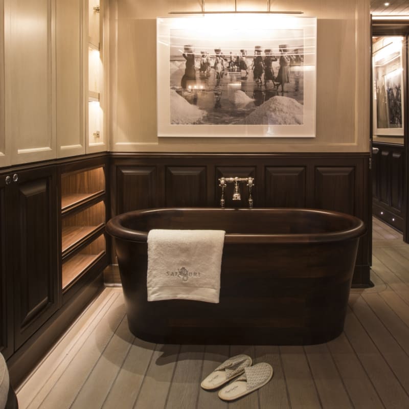 Bathtub - Satori Yacht