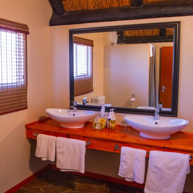 Camelthorn Kalahari Lodge - bathroom
