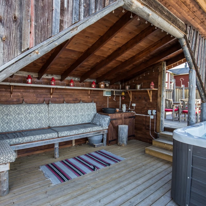 Lounge area by hot tub