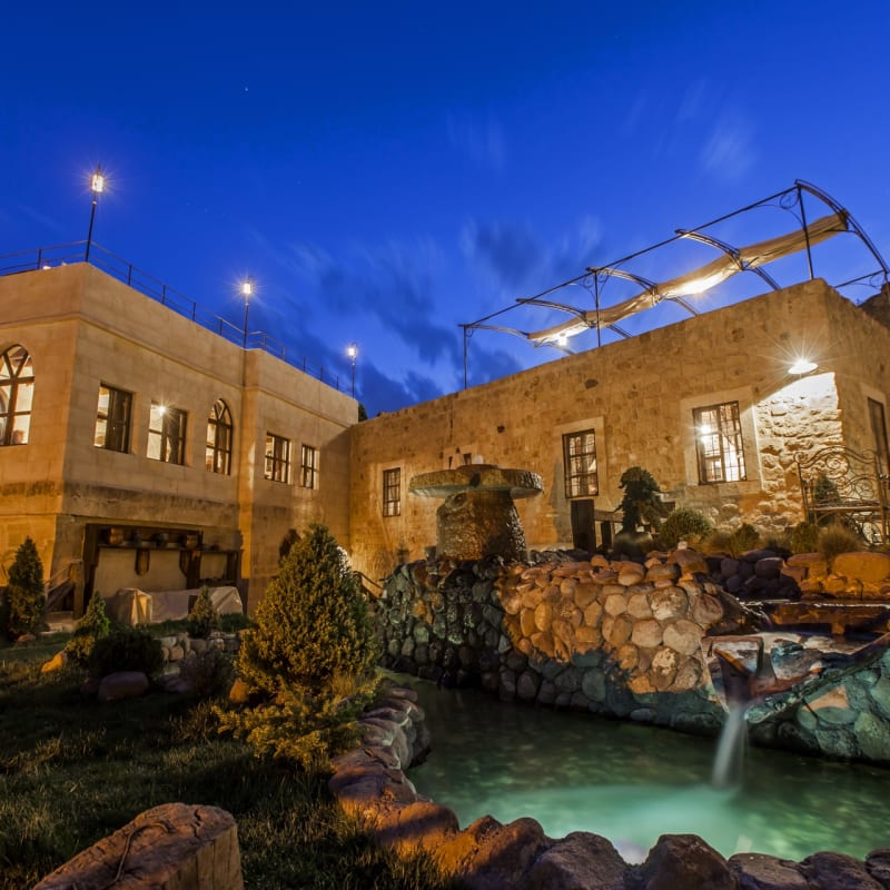 Main restaurant and fountain 