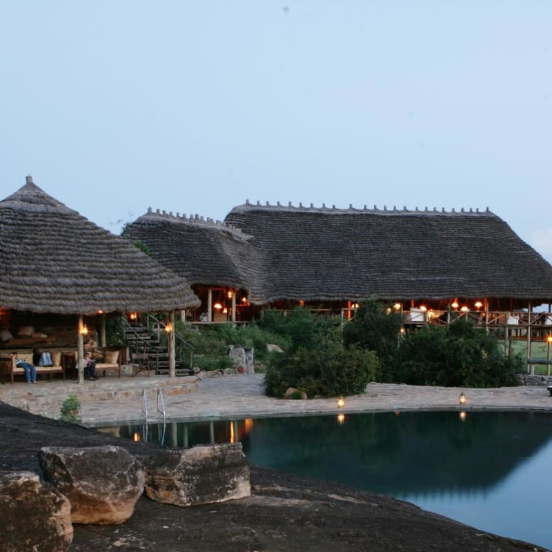 Lodge and pool at dusk - Apoka Lodge