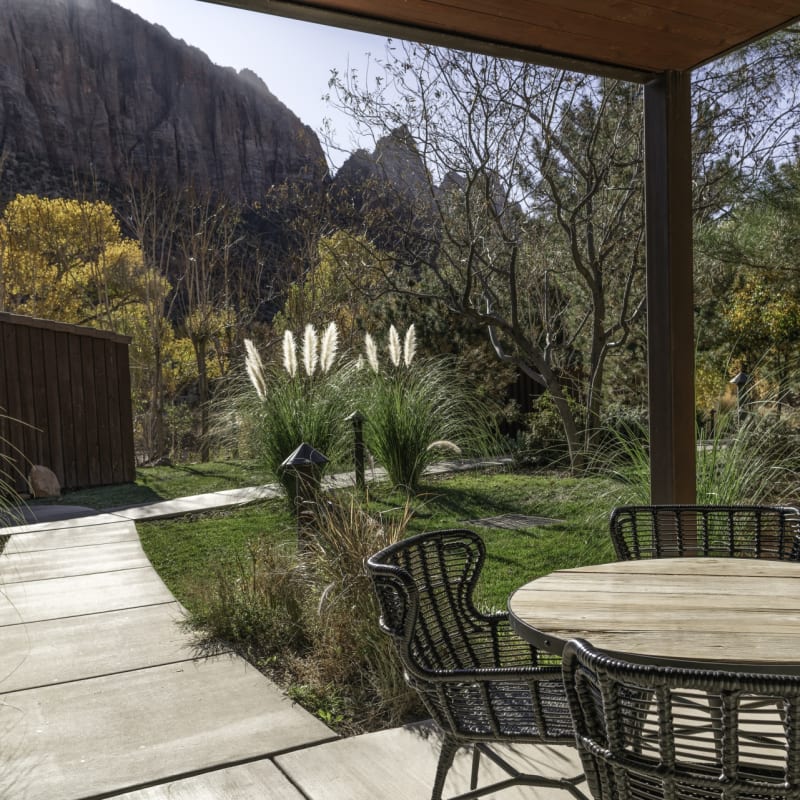 Outdoor Patio - Cliffrose Lodge 