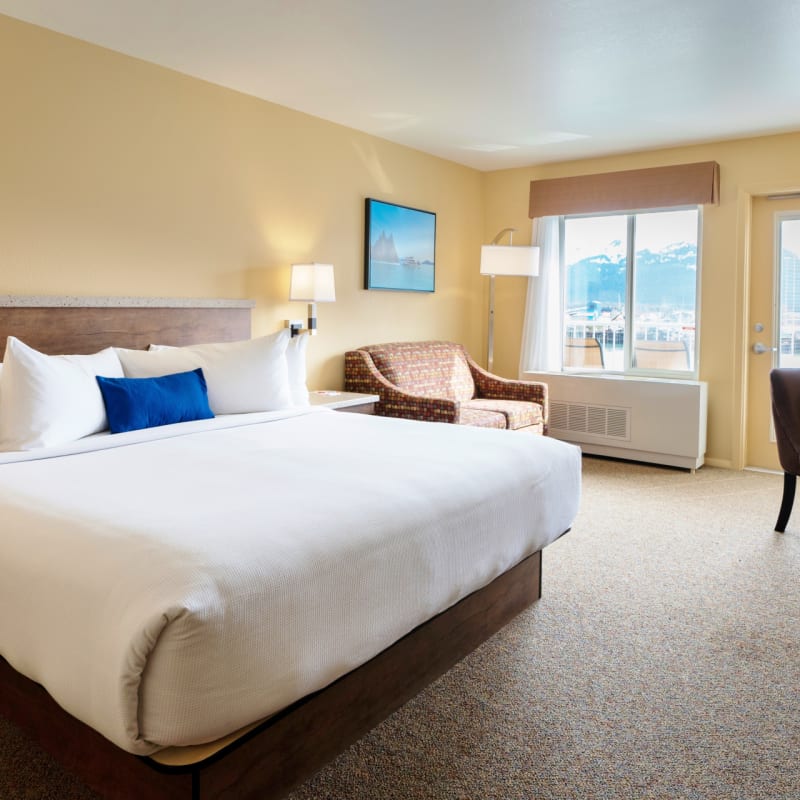 Deluxe King Harbor Balcony Room 