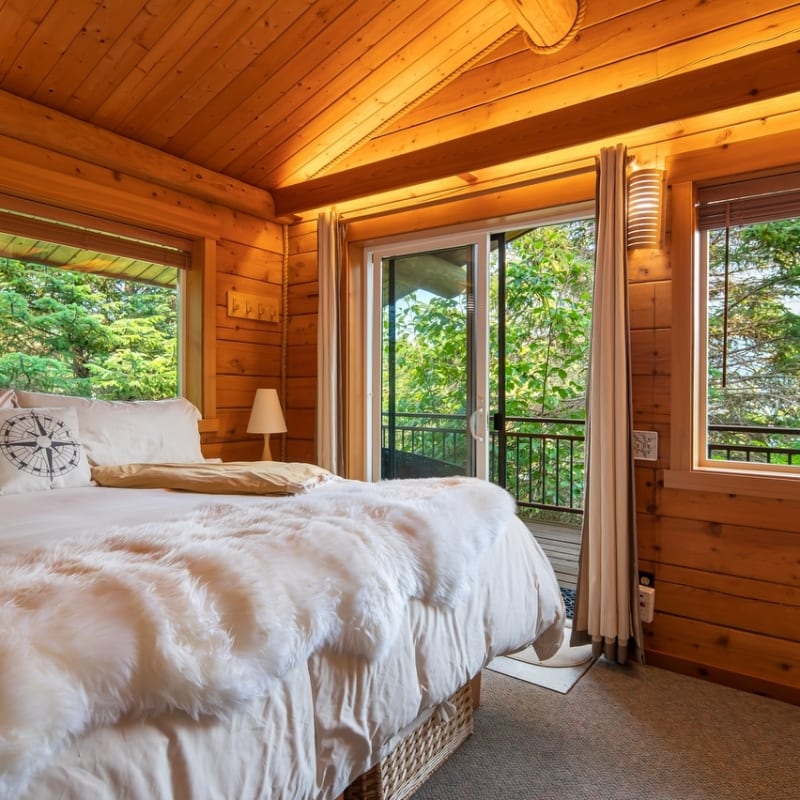 Stillpoint Lodge Cabin bed 