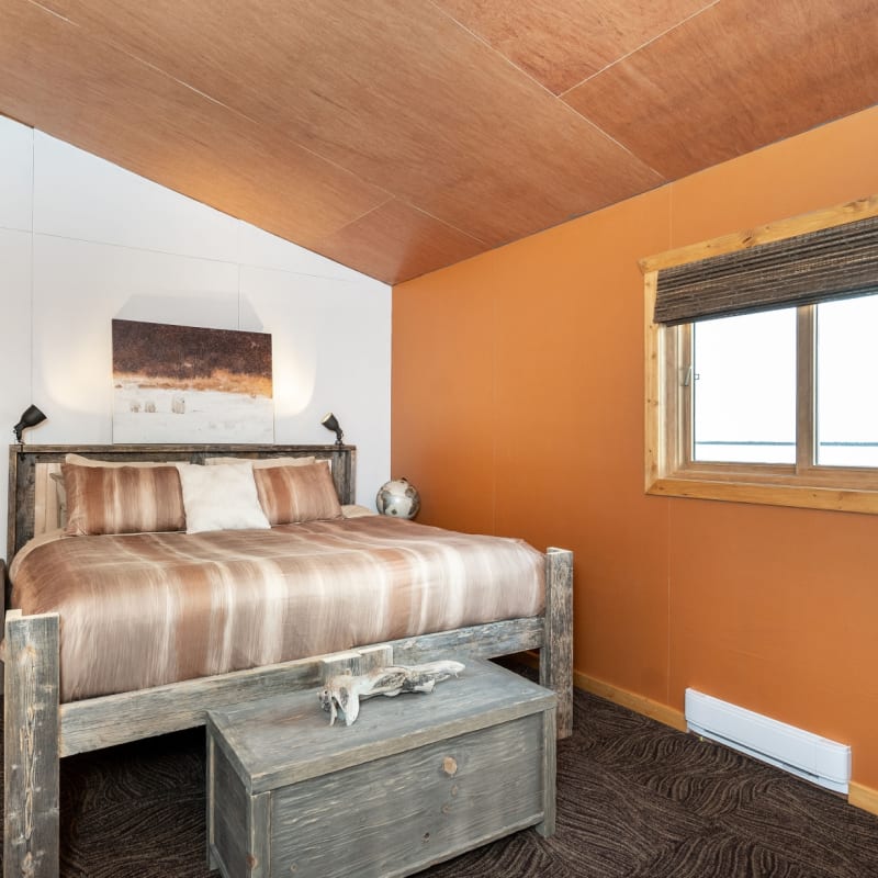 Cosy and comfortable guestroom at Dymond Lake