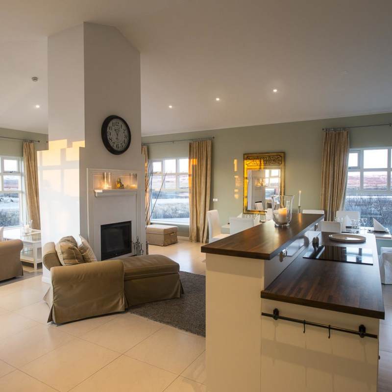 Deluxe Apartment - Living area with fire place