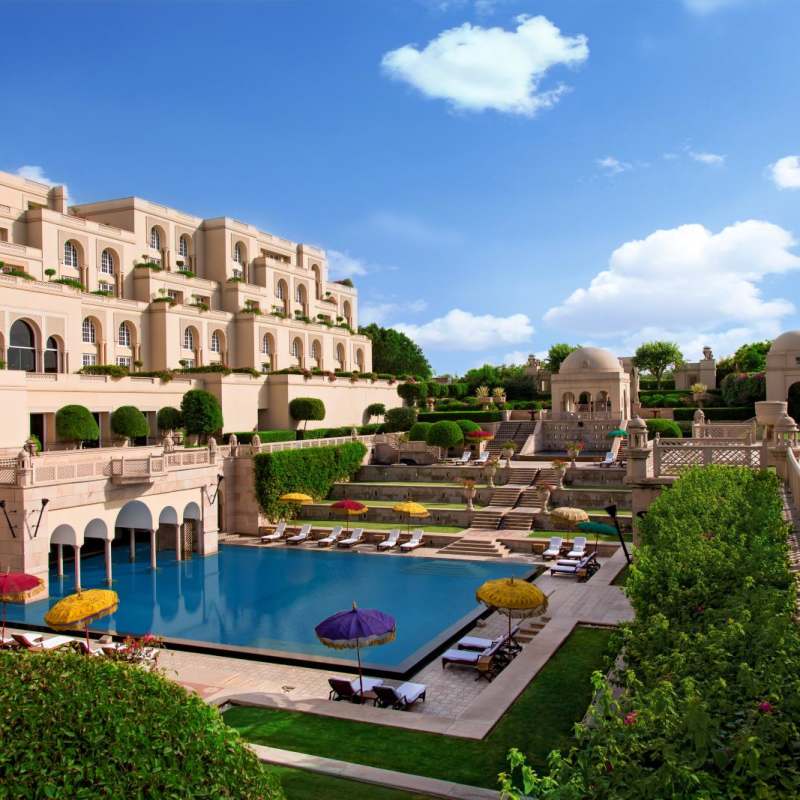 Outdoor pool & lounge area - The Oberoi Amarvilas