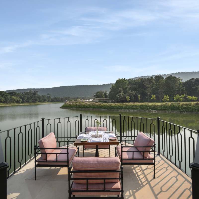 Outdoor dining space - Oberoi Rajgarh  