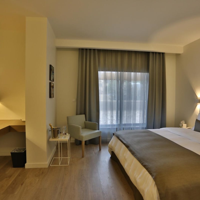 Executive Room with Terrace - Al Qasr Metropole
