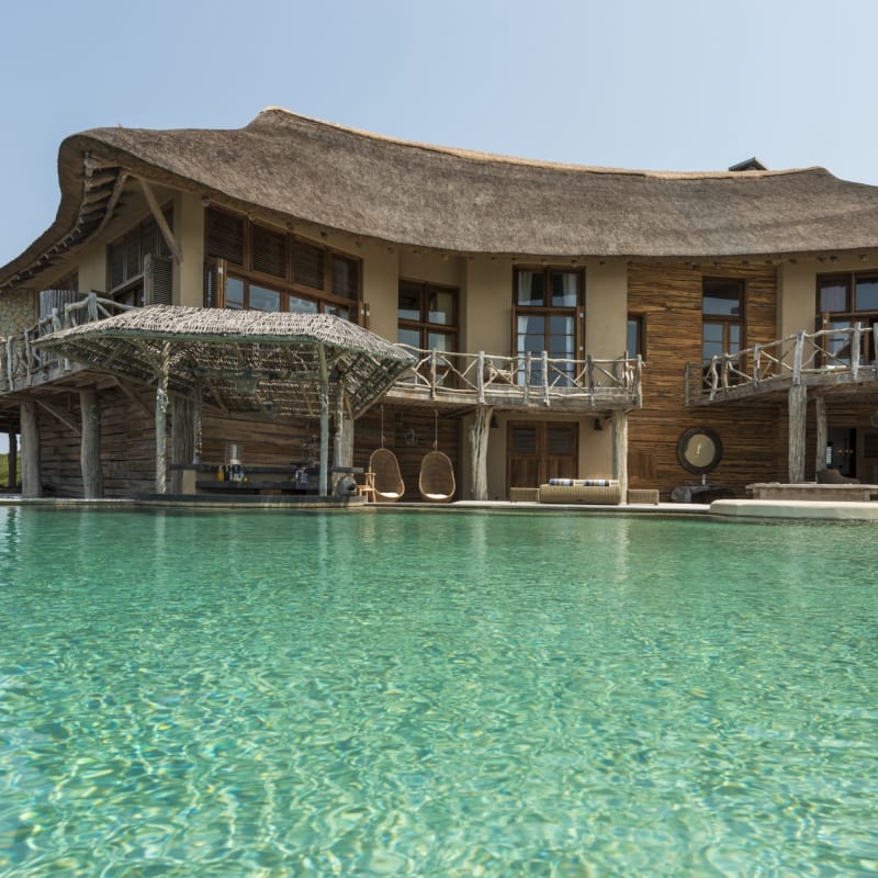 Outside view with pool - Colina Verde