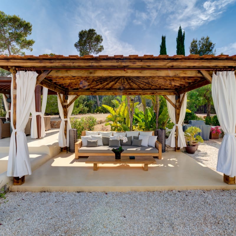 Shaded Alfresco Lounge - Villa Lapwing