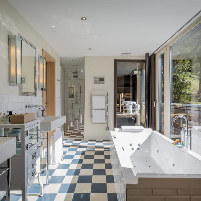 Owner's Lodge bathroom - Cervo Mountain Resort Summer