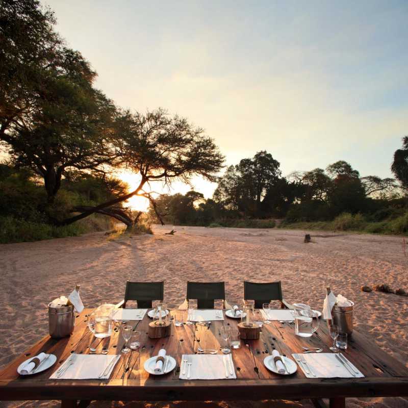 Riverbed dining - Jongomero