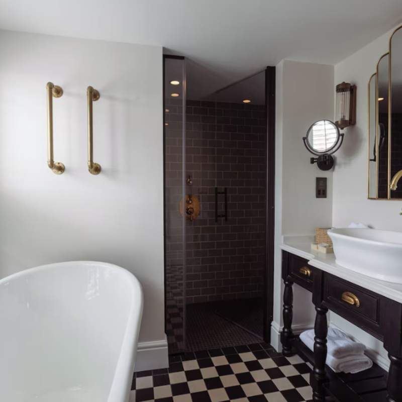 Deluxe Double bathroom 